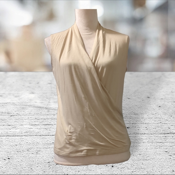 NWT Banana republic sleeveless wrap around look blouse beige top size M - Picture 3 of 13